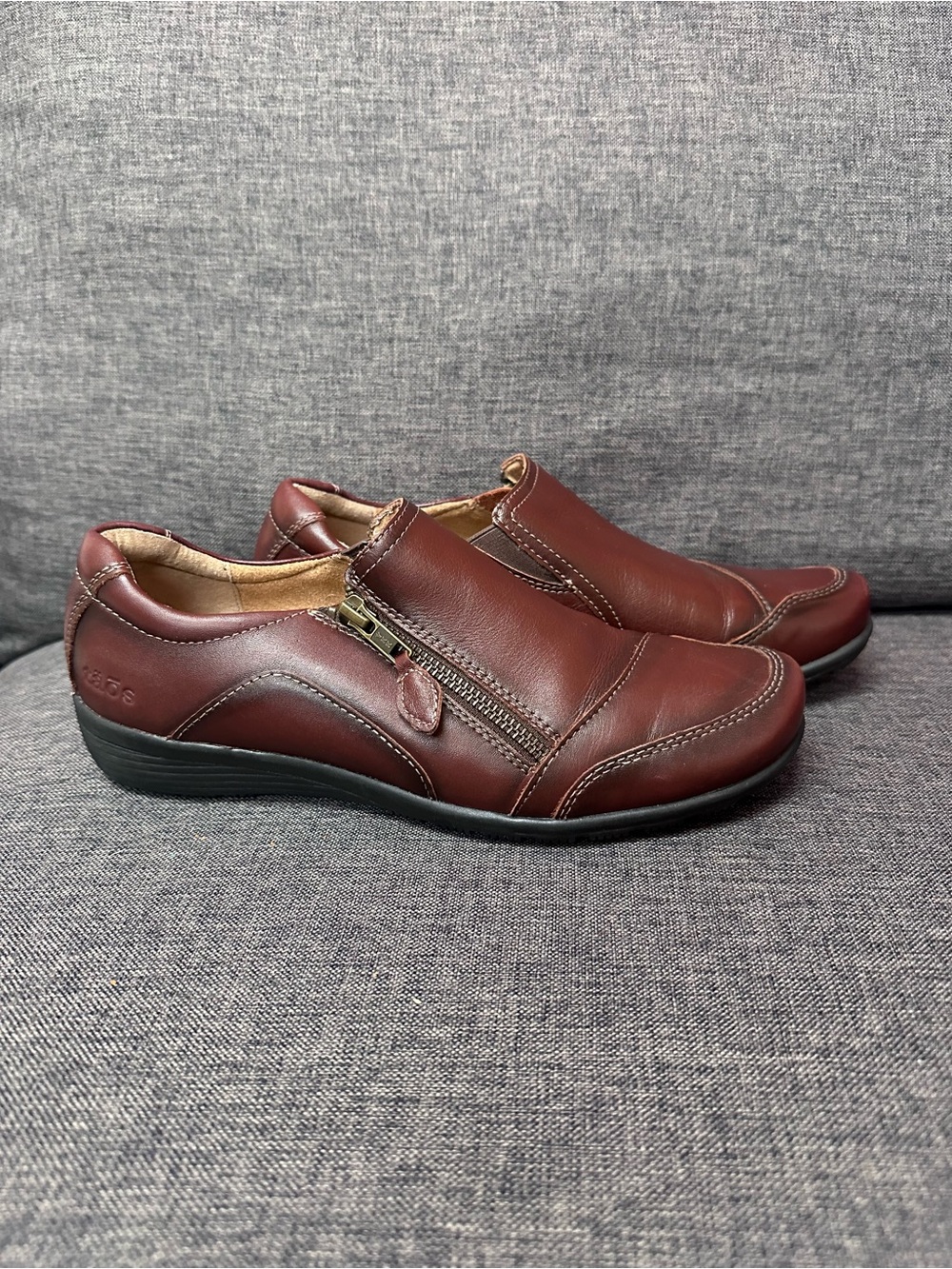 Taos Character Comfort Loafers Leather Slip On Zip Shoes Brown Womens Size 8.5 M